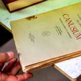 Gianluigi mentre comincia a parlarci del restauro dei libri antichi: una passione trasmessagli dal padre. A tal riguardo ci mostra alcune pubblicazioni del 1925 appena salvate...